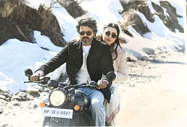 leo vijay in jawa bike