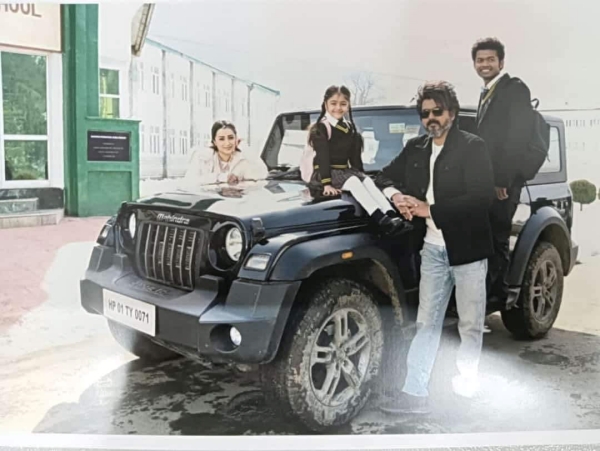 leo vijay in jawa bike