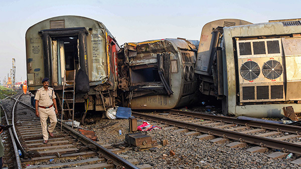 bihar express train derailed