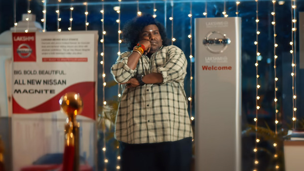 luckyman yogi babu car