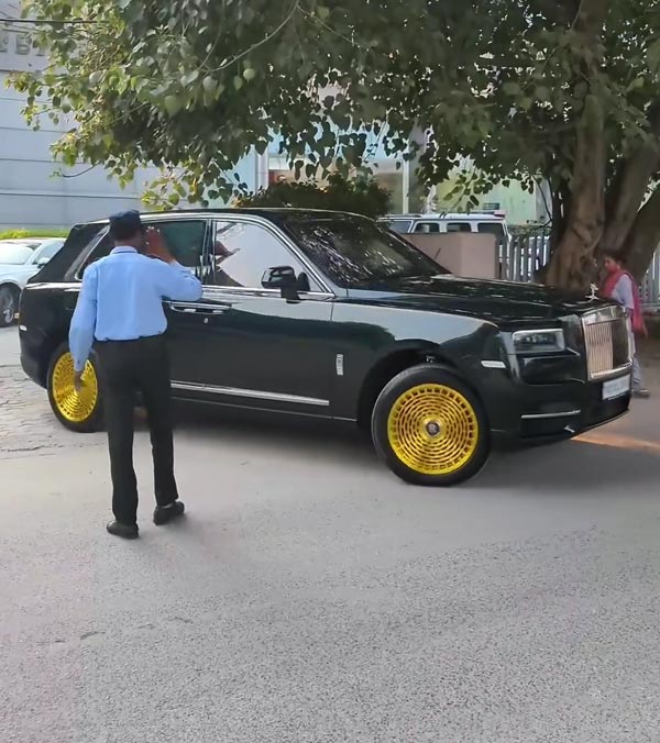 cullinan with golden clor wheels