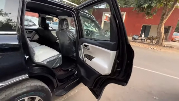 Mahindra scorpio n door