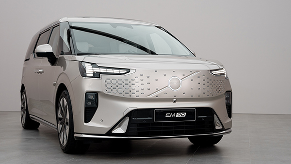 Volvo em90 front view