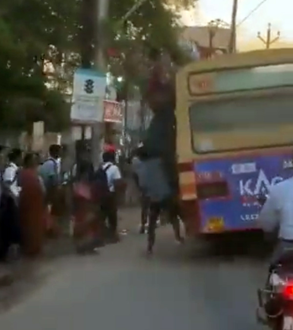 Footboard Riding in Buses பஸ் படிக்கட்டுல தொங்கிட்டு போறத பத்தி தான்