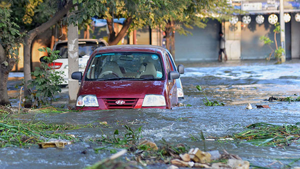 vehicle flooded in the rain tips