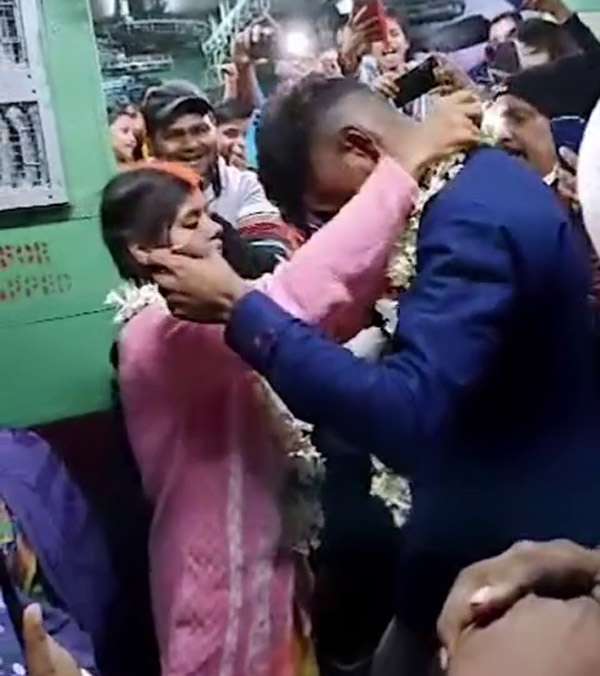 couple married in train