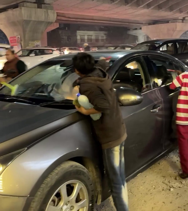 Kids Clean Chevrolet Cruze At Traffic Signal