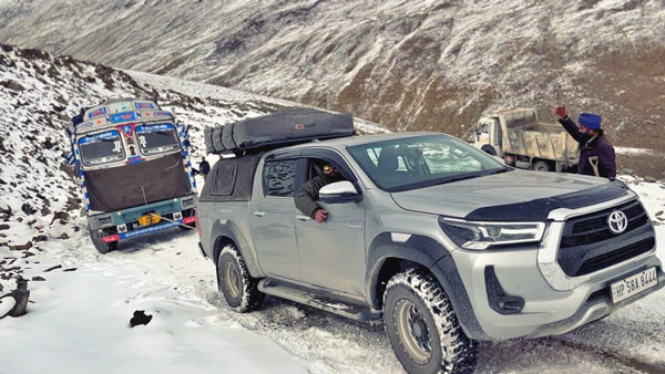 toyota hilux pulled lorry