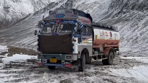 toyota hilux pulled lorry