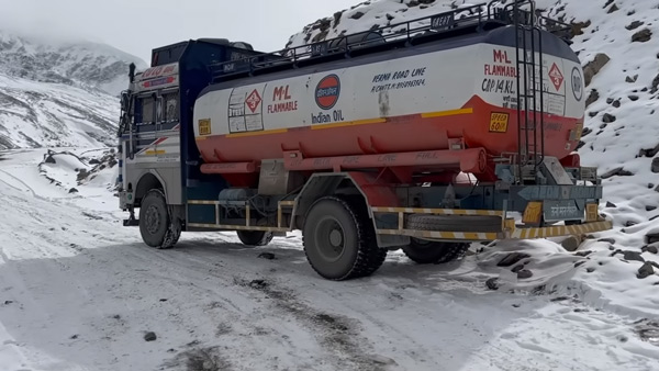 toyota hilux pulled lorry