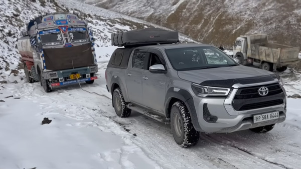 toyota hilux pulled lorry
