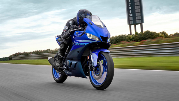 Yamaha yzf r3 riding shot
