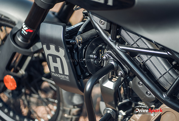 Husqvarna svartpilen 401 side badge