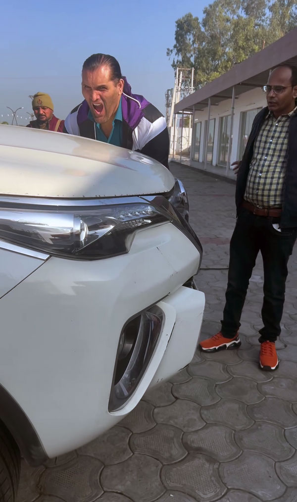 Khali tries lift fortuner