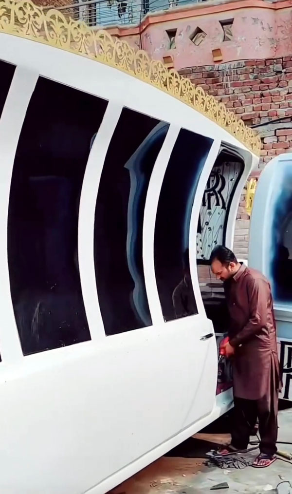 fake rolls-royce phantom in pakistan