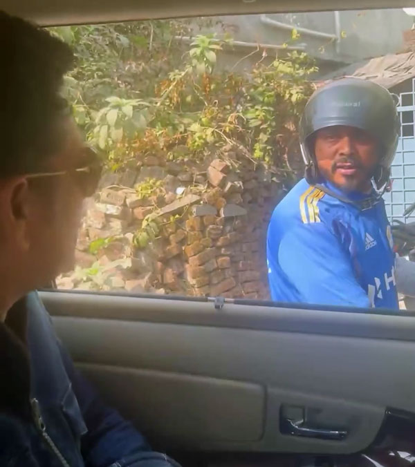 sachin meets fan on road