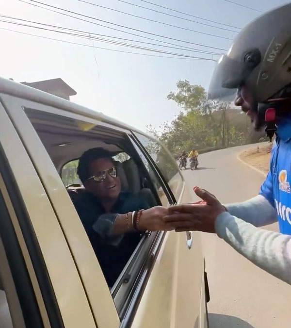 sachin meets fan on road