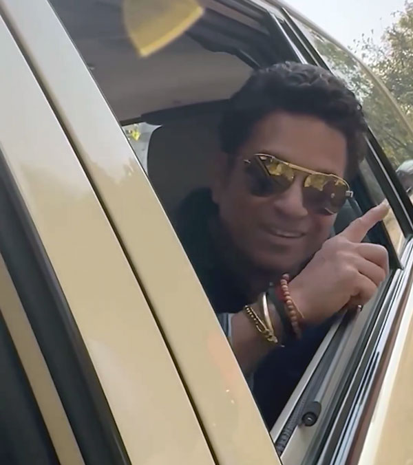 sachin meets fan on road