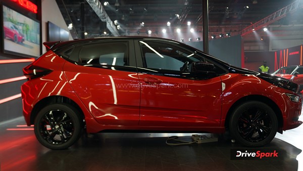 Tata altroz racer roof side vew