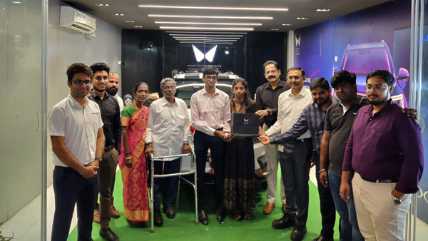 praggnanandhaa takes mahindra xuv400