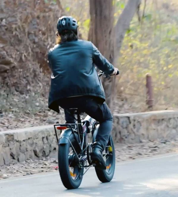 dhoni take ride on emotorad