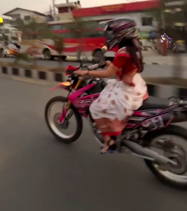 young women rides dirt bikes young women rides dirt bikes