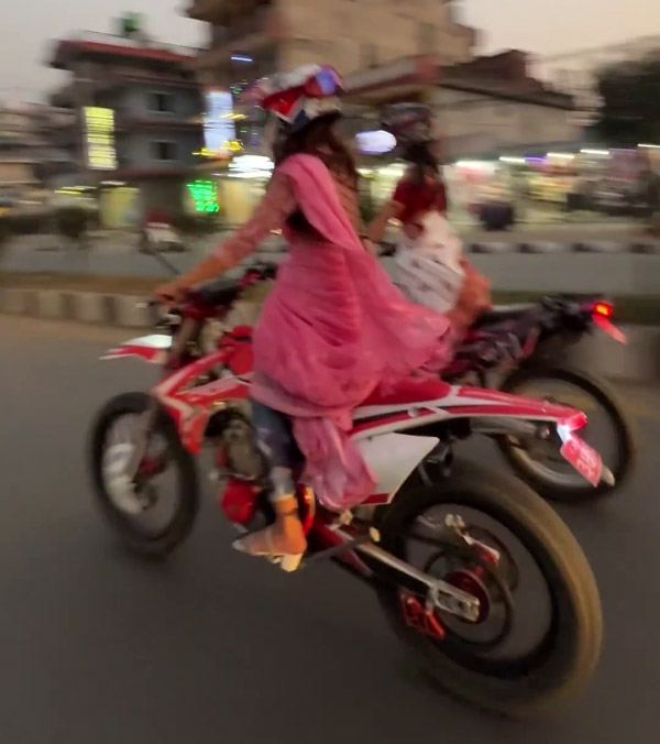 young women rides dirt bikes young women rides dirt bikes