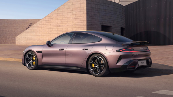 Xiaomi su7 rear view