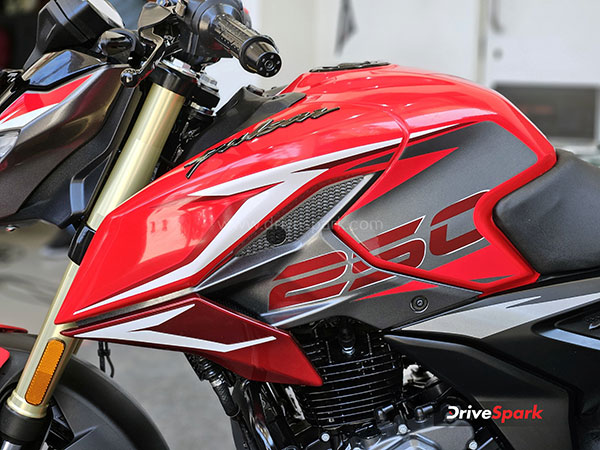 Bajaj pulsar n250 fuel tank