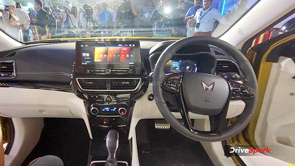 Mahindra xuv 3xo dashboard