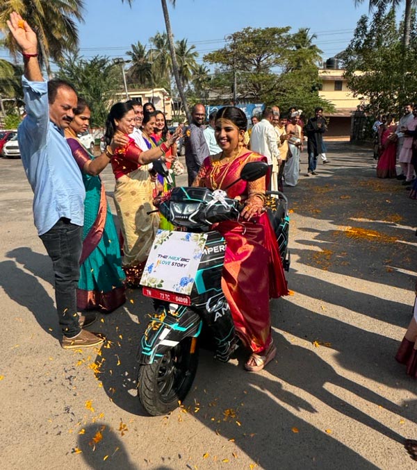bride arrived on electric scooter bride arrived on electric scooter
