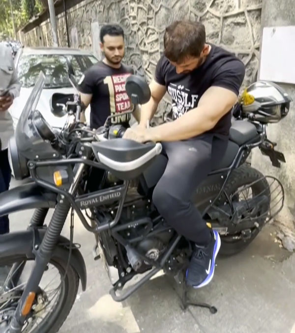 actor autograph on fan s bike