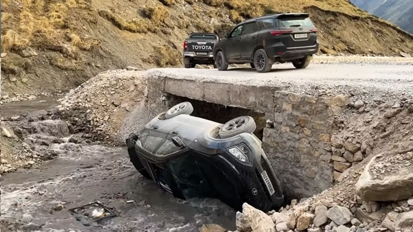Tata harrier falls off bridge Tata harrier falls off bridge