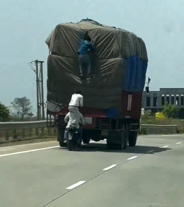 thieves steal cargo from lorry thieves steal cargo from lorry