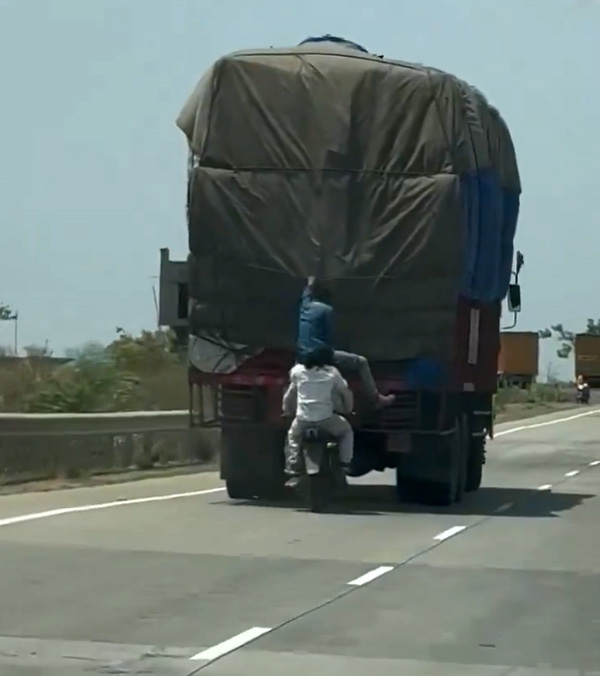 thieves steal cargo from lorry thieves steal cargo from lorry