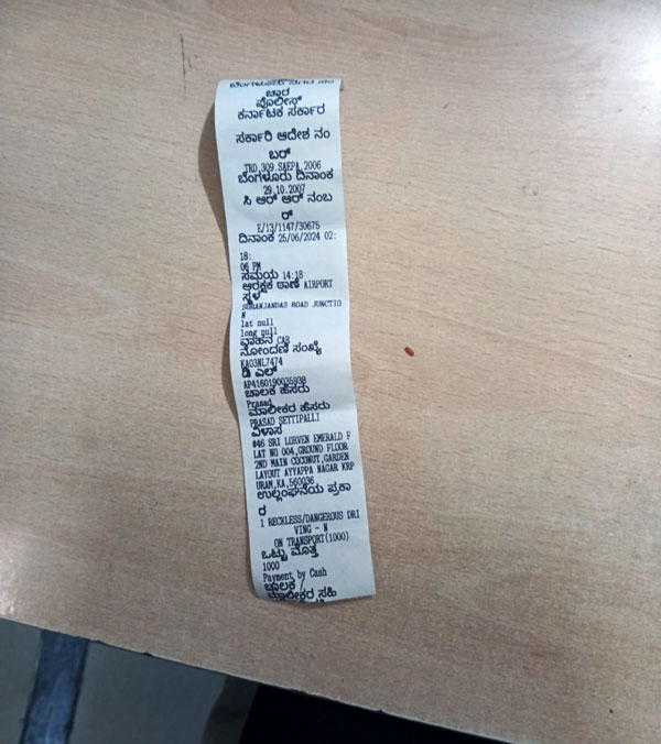 kids peeks out from car