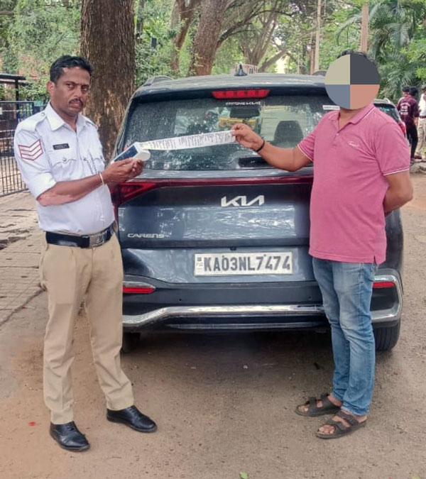 kids peeks out from car