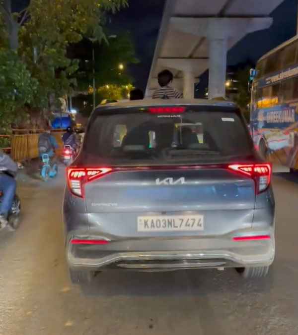 kids peeks out from car