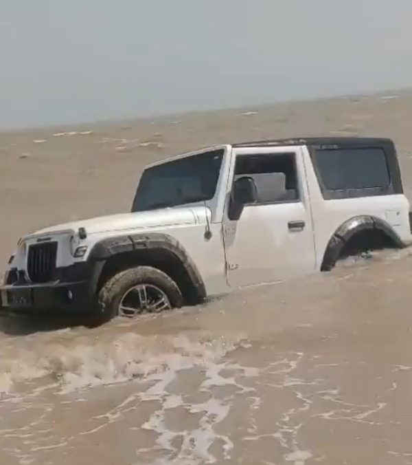 mahindra thar stuck in sea