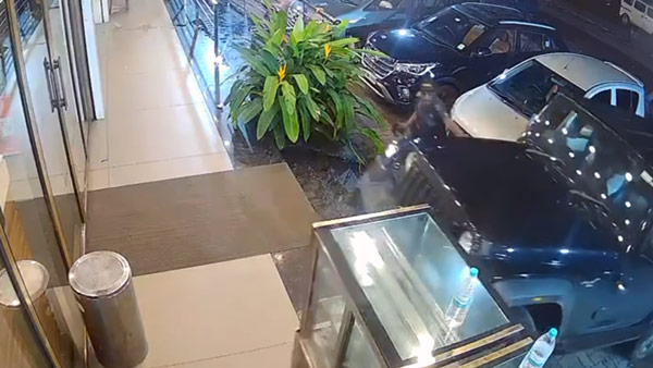 mahindra thar crashes into shop mahindra thar crashes into shop