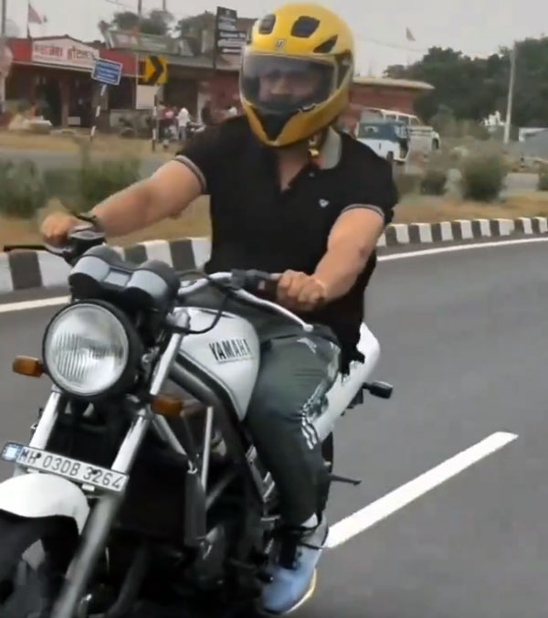 dhoni spotted with yamaha r1-z dhoni spotted with yamaha r1-z