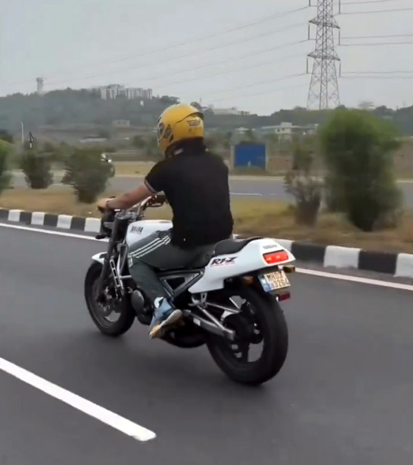 dhoni spotted with yamaha r1-z dhoni spotted with yamaha r1-z