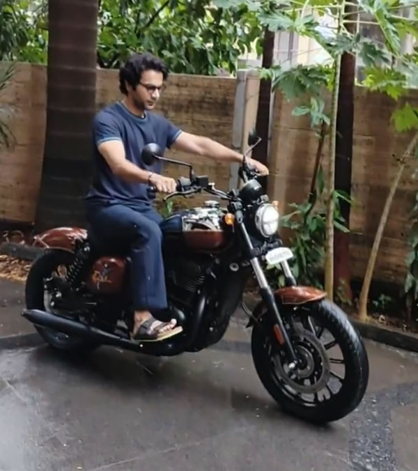 bollywood actor received yezdi roadster bollywood actor received yezdi roadster