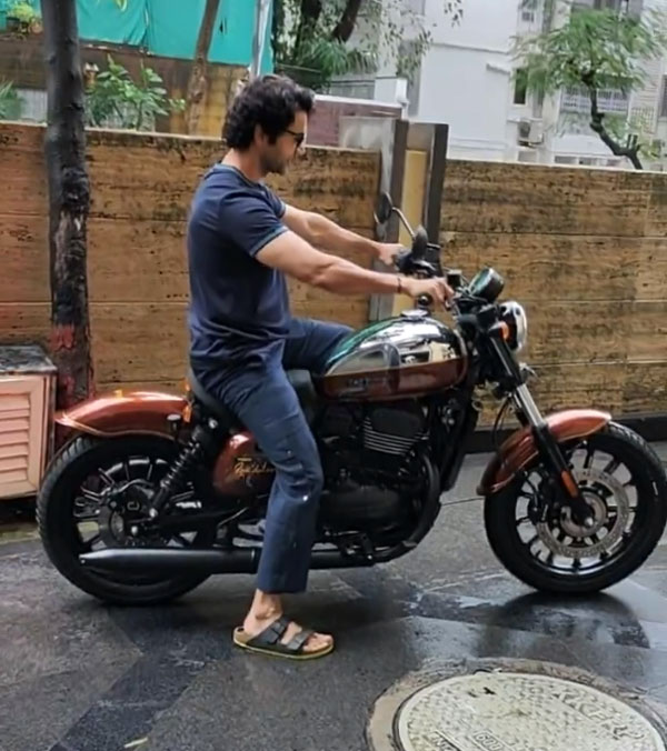 bollywood actor received yezdi roadster bollywood actor received yezdi roadster