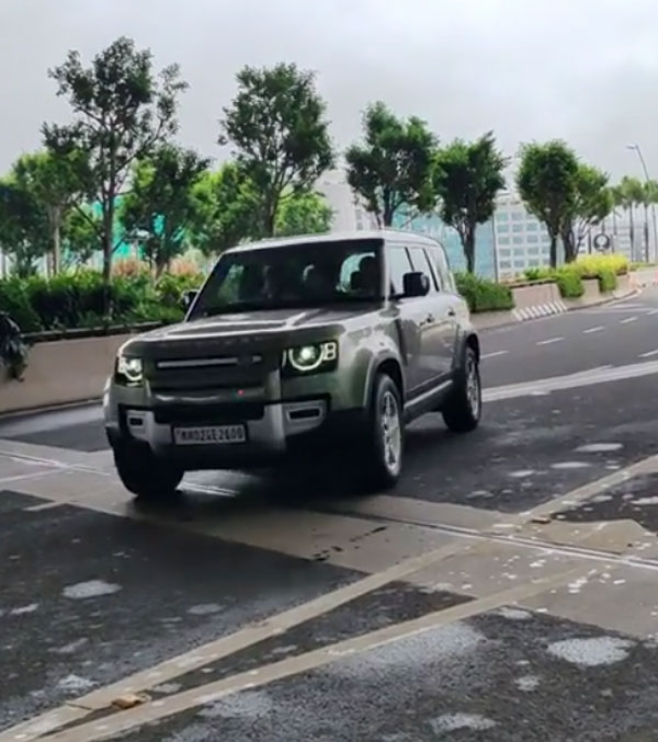 dhoni in land rover defender