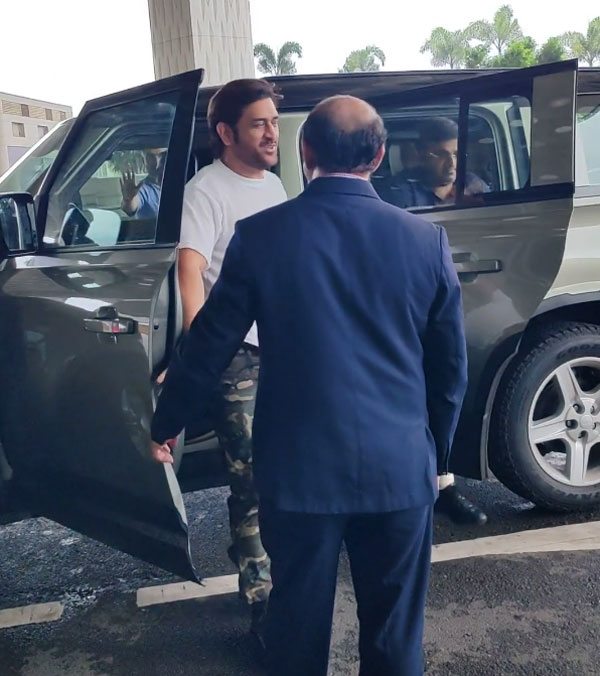 dhoni in land rover defender