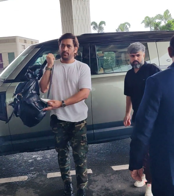 dhoni in land rover defender