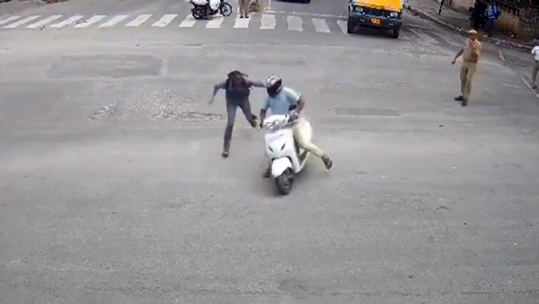 Police Constable s Daring Act To Catch Thief On Honda Activa