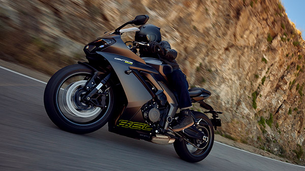 Triumph daytona 660 running shot