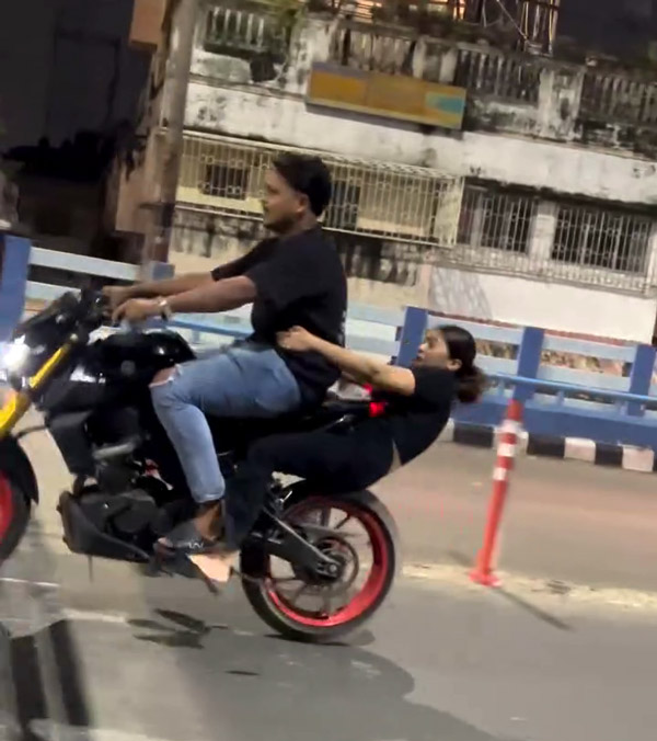 girl stuck between tire and mudguard